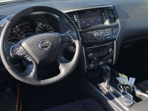 Used 2019 Nissan Pathfinder SV image 2
