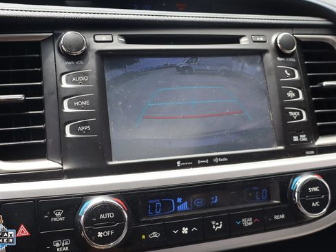 Used 2019 Toyota Highlander XLE FWD image 22