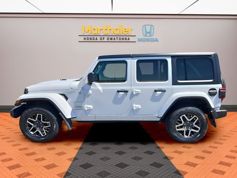 Used 2024 Jeep Wrangler Unlimited Sahara w/ Technology Group AWD/4WD image 2