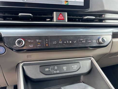 Used 2025 Kia Carnival FWD image 19