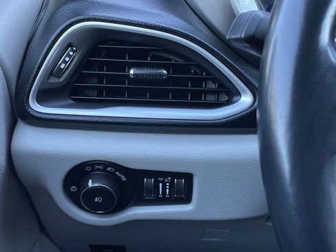 Used 2021 Chrysler Pacifica Touring-L image 14