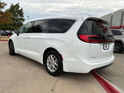 Used 2024 Chrysler Pacifica Touring-L FWD image 8