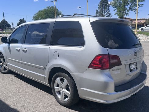 Used 2011 Volkswagen Routan SEL FWD image 6