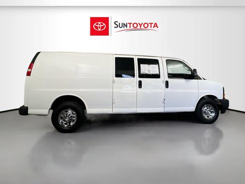 Used 2017 Chevrolet Express 3500 Work Van image 2
