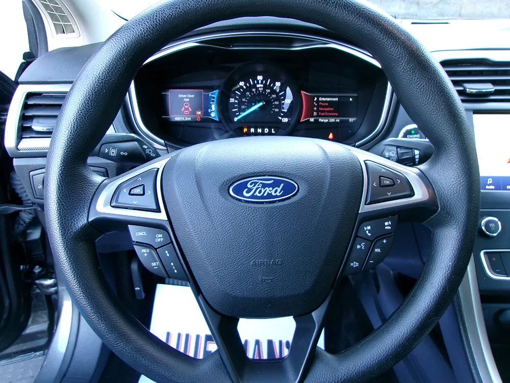 Used 2020 Ford Fusion SE FWD image 15