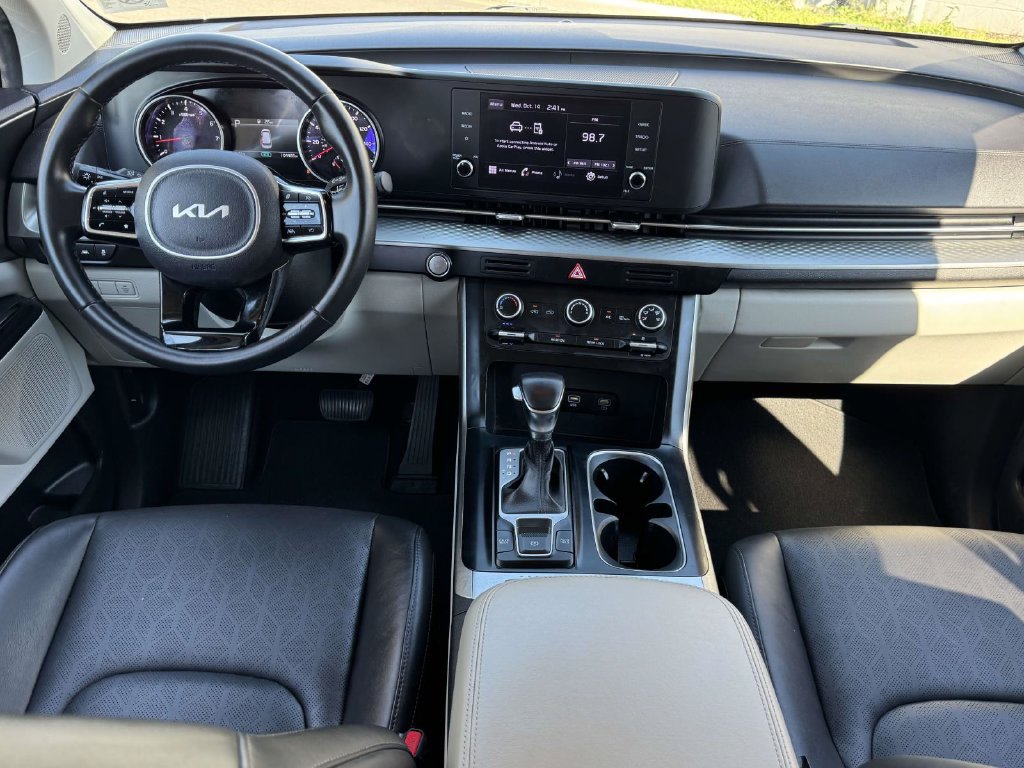 Used 2022 Kia Carnival LX FWD image 2
