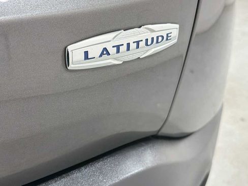 Used 2017 Jeep Renegade Latitude w/ Popular Equipment Group AWD/4WD image 28