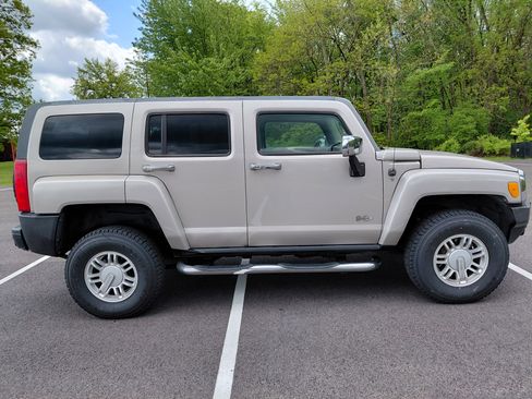Used 2009 HUMMER H3 w/ Chrome Appearance Package AWD/4WD image 9