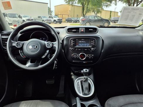 Used 2017 Kia Soul + FWD image 17