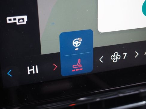 Used 2025 Lincoln Nautilus Premier image 13