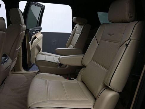 Used 2024 Cadillac Escalade ESV Premium Luxury image 15