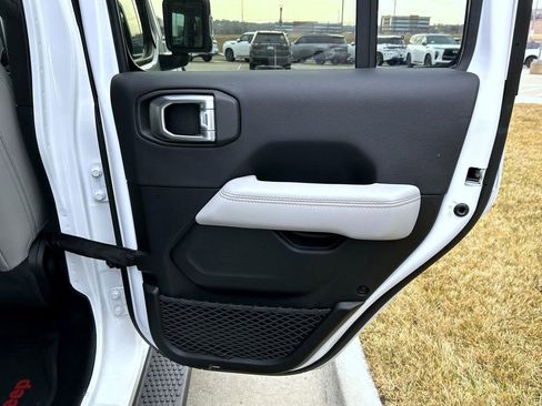 Used 2022 Jeep Wrangler Unlimited Sahara image 18