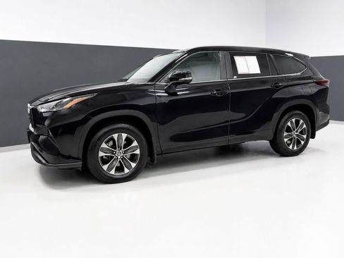 Used 2024 Toyota Highlander XLE AWD/4WD image 2