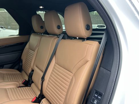 Certified 2023 Land Rover Discovery Metropolitan Edition AWD/4WD image 32