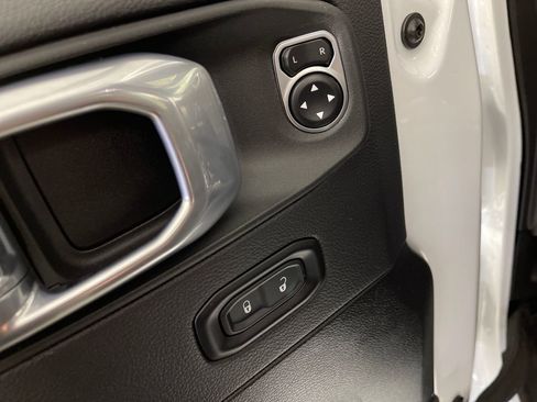 Used 2025 Jeep Wrangler Sahara image 16