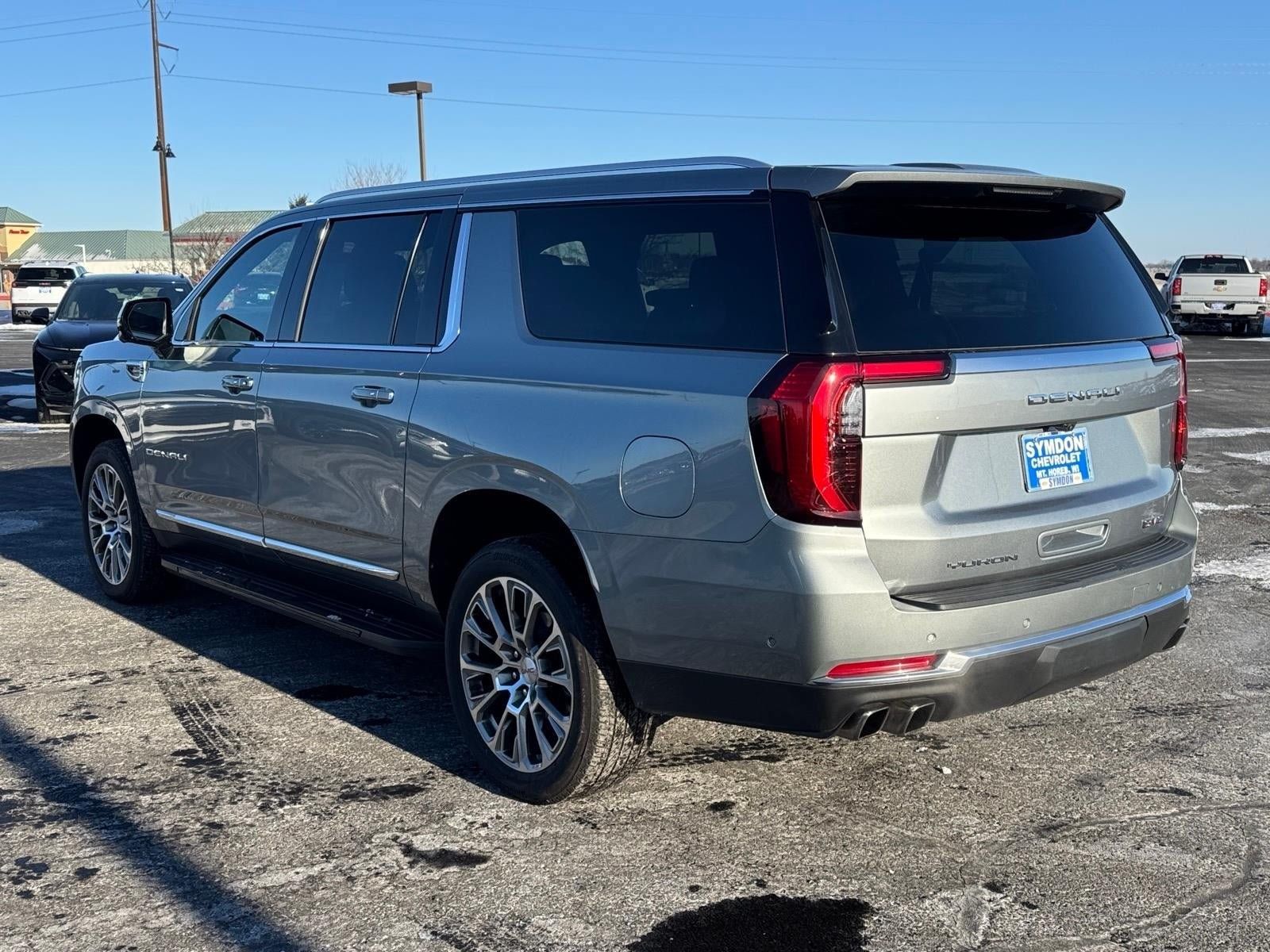Used 2025 GMC Yukon XL Denali AWD/4WD image 3