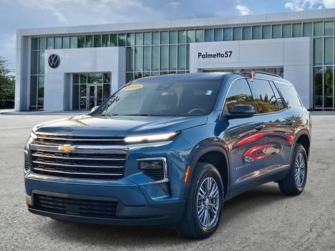 Used 2025 Chevrolet Traverse LT FWD image 3