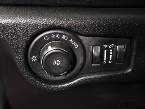 Used 2025 Chrysler Pacifica Select FWD image 40