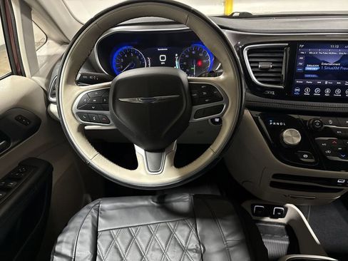 Used 2018 Chrysler Pacifica Limited image 11