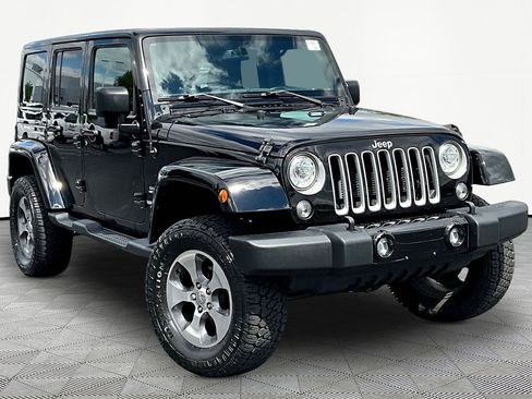 Used 2017 Jeep Wrangler Unlimited Sahara w/ Connectivity Group AWD/4WD image 3