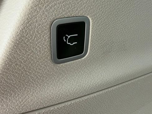 Used 2021 Chrysler Pacifica Touring-L w/ Uconnect Theater Family Group FWD image 15