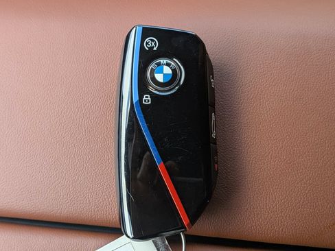Used 2025 BMW X7 M60i AWD/4WD image 32