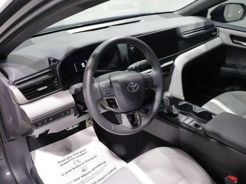 Used 2025 Toyota Camry SE AWD/4WD image 15