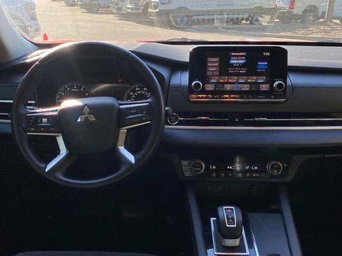 Used 2023 Mitsubishi Outlander SE Black Edition FWD image 8