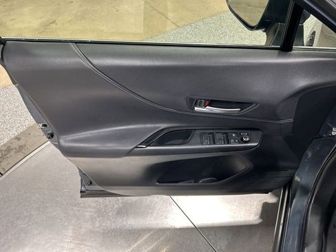 Used 2022 Toyota Venza LE image 13