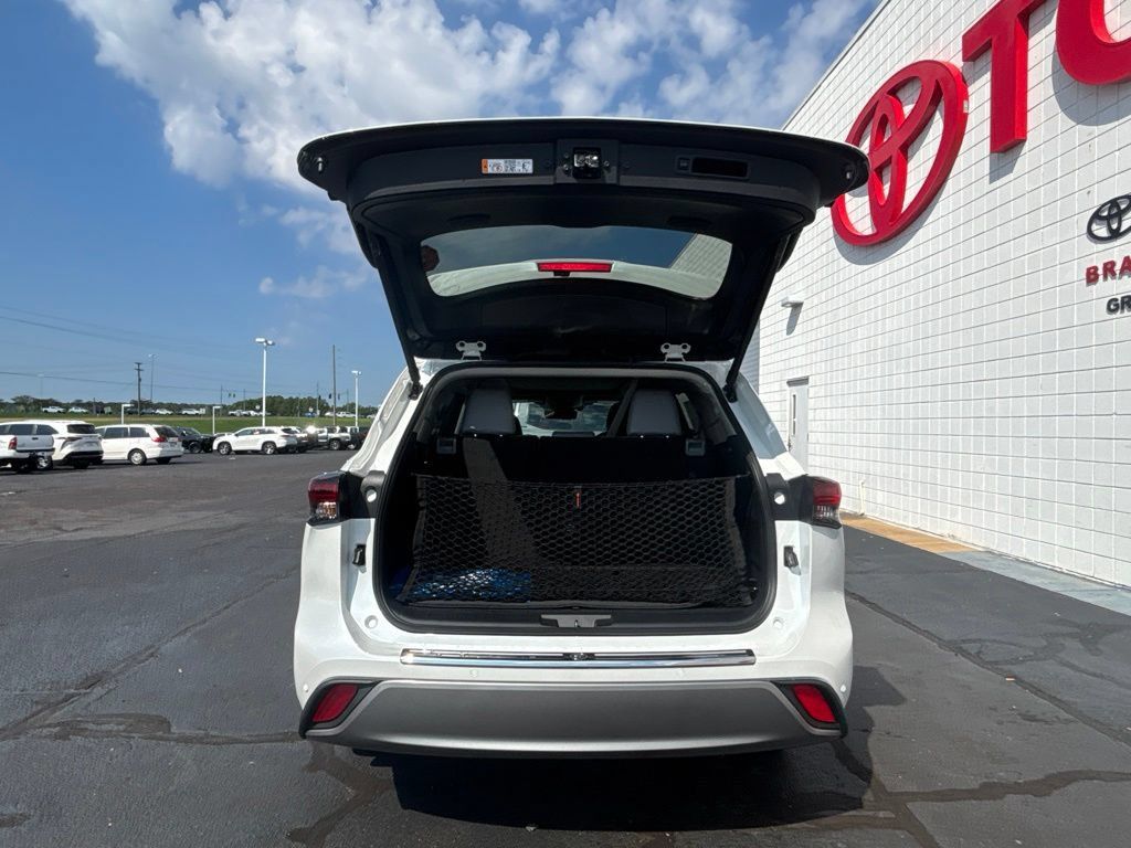 New 2026 Toyota Highlander Platinum AWD/4WD image 34