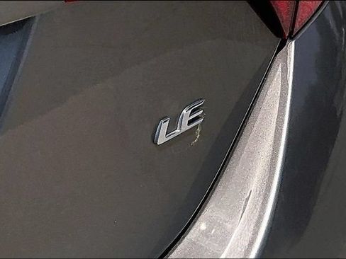 Used 2018 Toyota Corolla LE FWD image 8