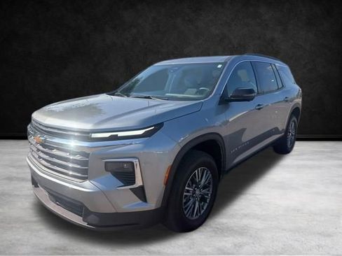 Used 2025 Chevrolet Traverse LT w/ Driver Confidence Package image 10