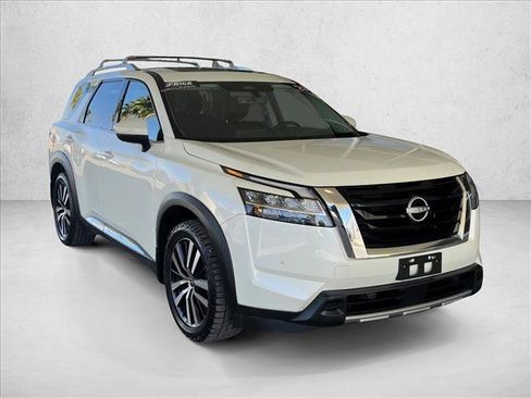 Used 2023 Nissan Pathfinder Platinum image 5