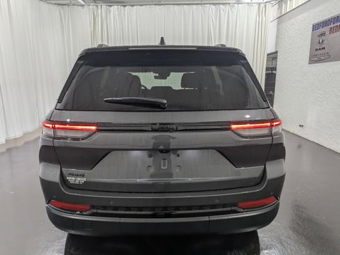 New 2025 Jeep Grand Cherokee Altitude image 8