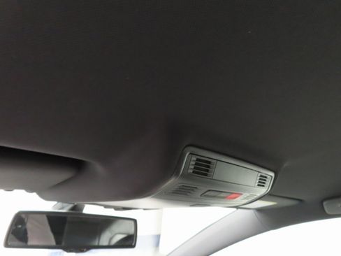 Used 2016 Volkswagen Golf R 4-Door image 18