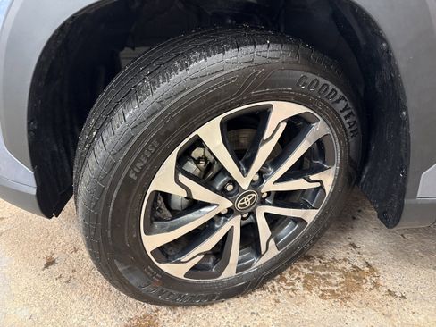 Used 2024 Toyota Corolla Cross XLE w/ Convenience Package image 4