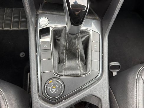 Used 2024 Volkswagen Tiguan SE AWD/4WD image 17
