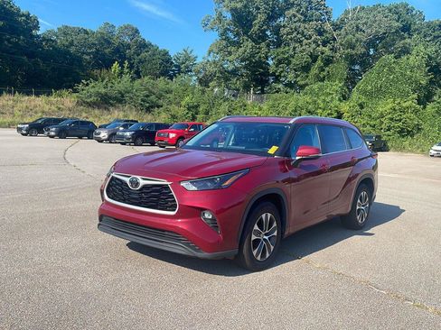 Used 2023 Toyota Highlander XLE FWD image 1