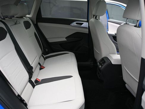 Certified 2025 Volkswagen Taos SE w/ Panoramic Sunroof Package image 19