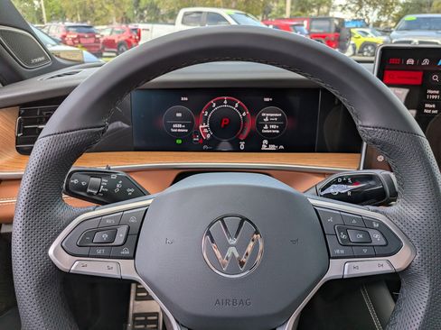 Used 2026 Volkswagen Tiguan SEL R-Line image 27