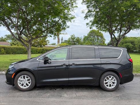 Used 2023 Chrysler Pacifica Touring-L FWD image 3