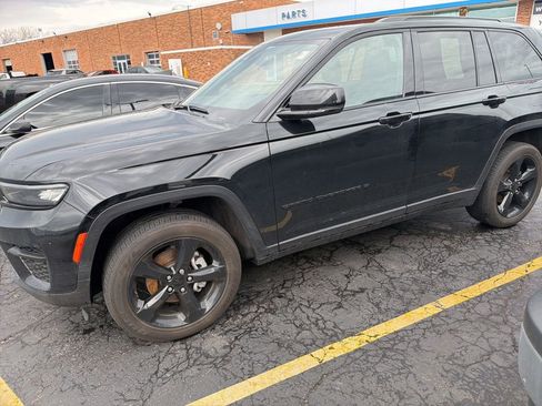 Used 2024 Jeep Grand Cherokee Altitude image 2