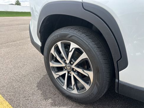 Used 2025 Toyota Corolla Cross XLE w/ Convenience Package image 7