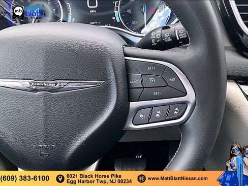 Used 2024 Chrysler Pacifica Touring-L FWD image 17