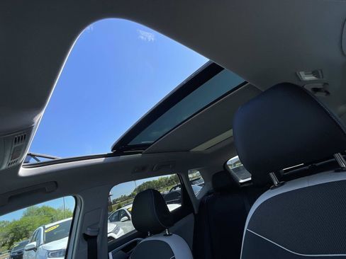 Used 2025 Volkswagen Taos SE w/ Panoramic Sunroof Package FWD image 19