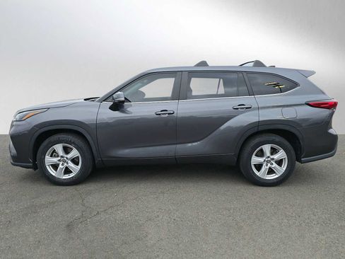 Used 2023 Toyota Highlander LE FWD image 7