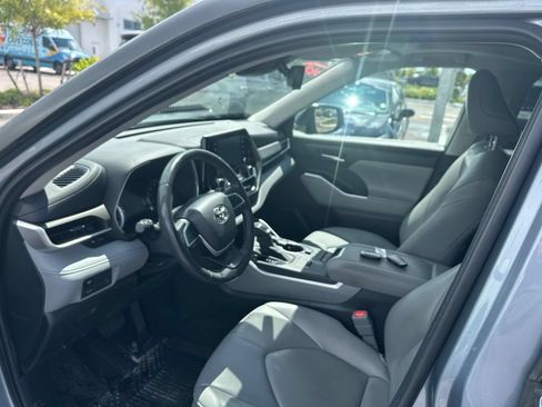 Used 2022 Toyota Highlander XLE FWD image 11
