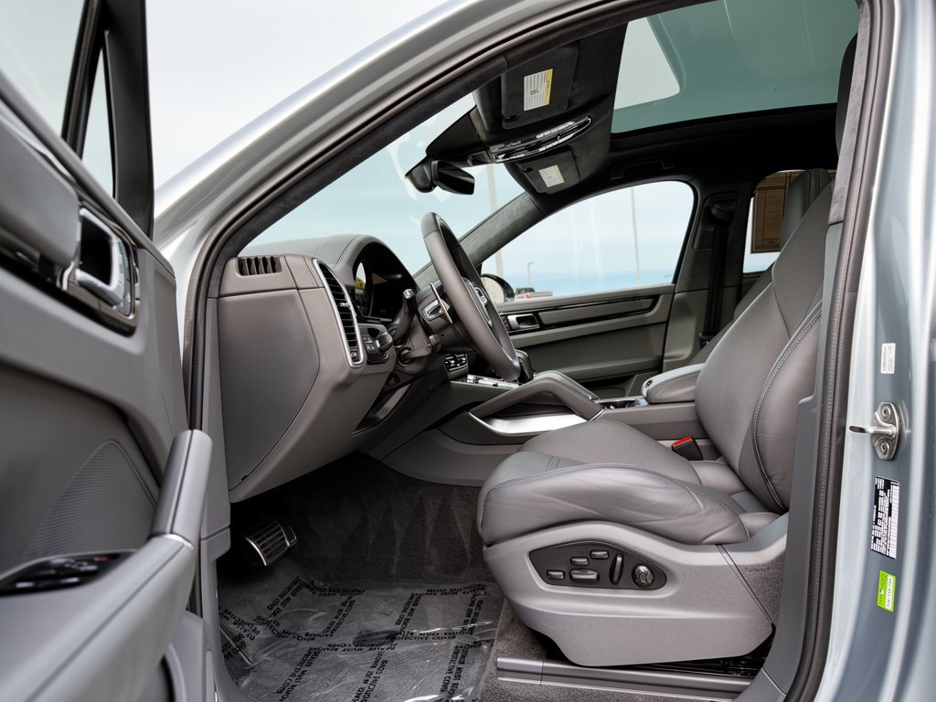 Certified 2022 Porsche Cayenne Turbo AWD/4WD image 5