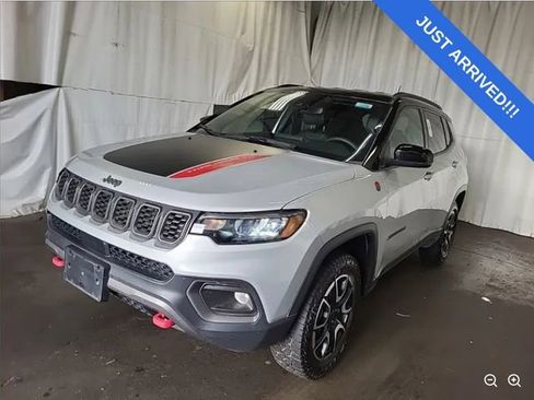 Used 2025 Jeep Compass Trailhawk AWD/4WD image 2
