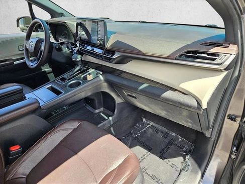 Used 2024 Toyota Sienna Platinum FWD image 20